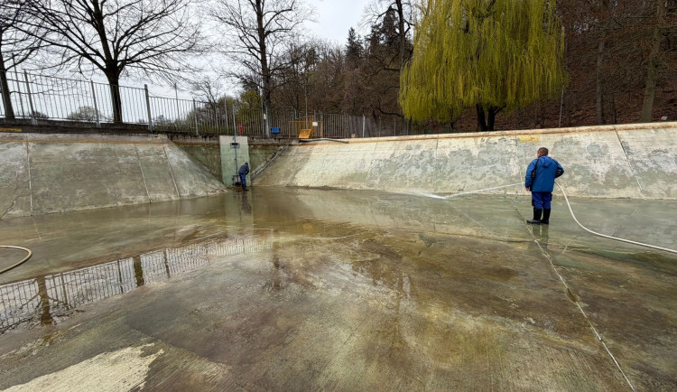 Největší přírodní koupaliště v kraji a druhé největší v Česku prošlo očistou