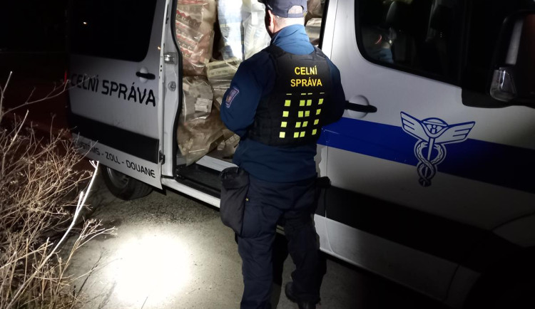 Celníci zadrželi v Chodově na Sokolovsku statisíce nelegálních cigaret