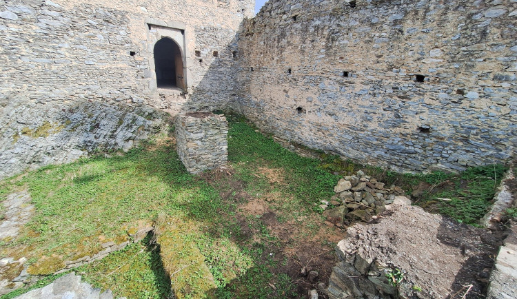 Ikonický šumavský hrad Kašperk obnovuje mosty, staré dřevo nahradí odolnější modřín