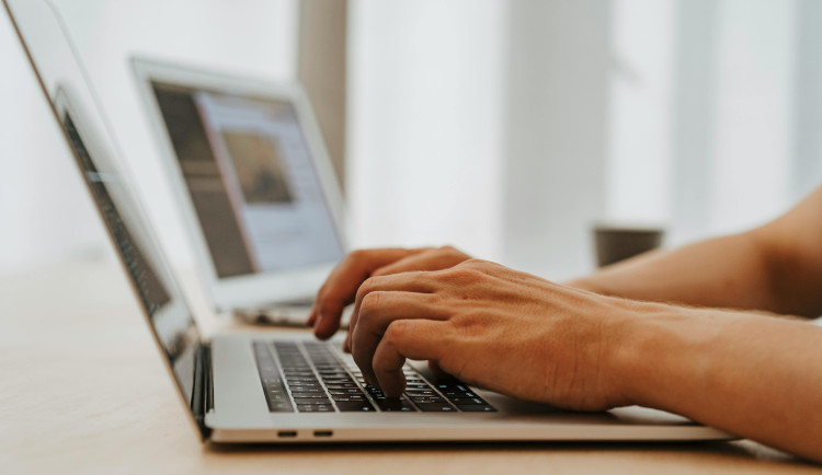 Lidé z Vysočiny naletěli on-line lásce. Intimní videa skončila vydíráním