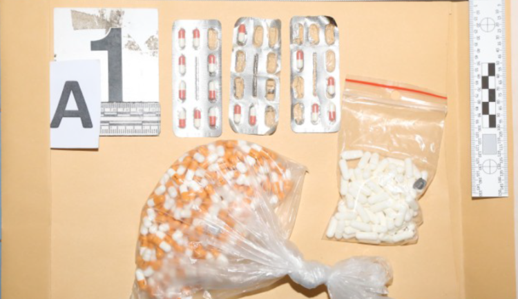 Policisté obvinili dvojici z výroby pervitinu. Na drogové scéně působili dlouhodobě