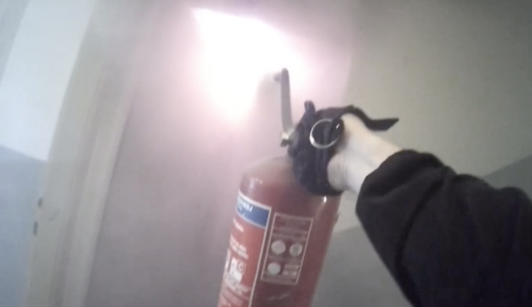 VIDEO: Strážníci zachránili muže z hořícího bytu na Rumišti, další evakuovali