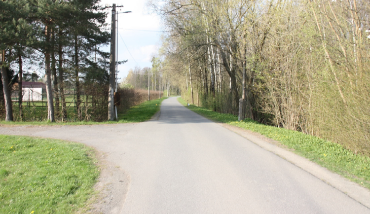 Motorkář se zranil poté, co ho ohrozil řidič auta. Policisté hledají svědky. Foto: Policie ČR