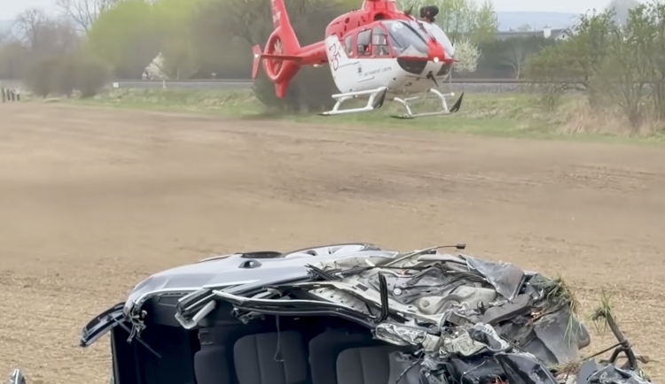 Amputovanou ruku zaškrtil páskem. Projíždějící řidič zachránil zraněné po vážné nehodě