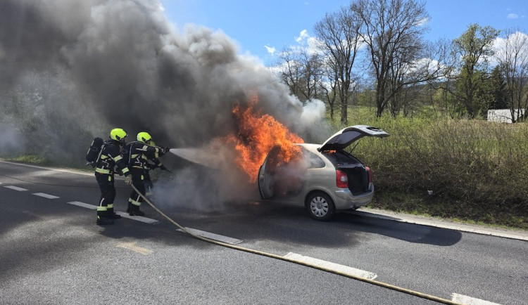 Požár na průtahu Liberce. Ve směru na Turnov shořelo auto