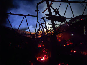 Na Opavsku hořel kravín. Majitel se nadýchal zplodin, několik zvířat uhynulo