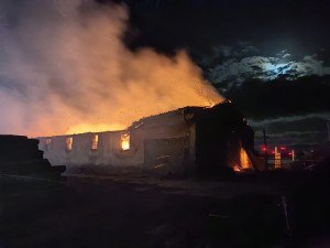 Na Opavsku hořel kravín. Majitel se nadýchal zplodin, několik zvířat uhynulo