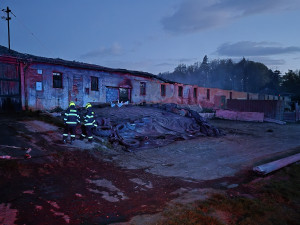 Na Opavsku hořel kravín. Majitel se nadýchal zplodin, několik zvířat uhynulo