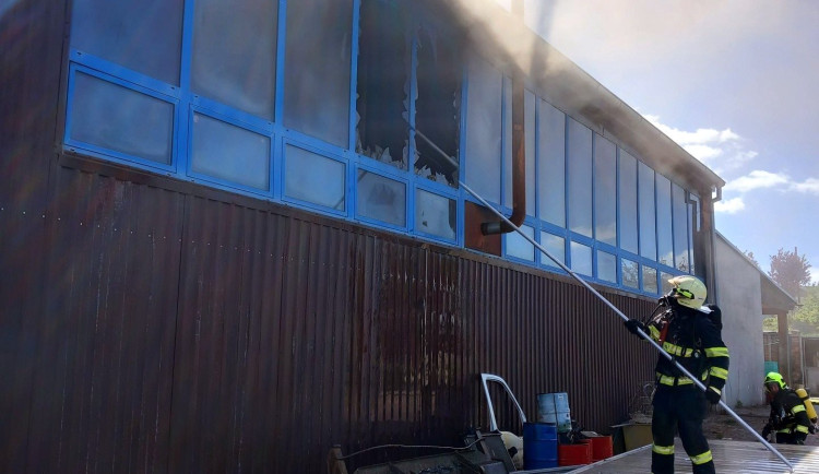 Hořela dodávka i náklaďák. Požár autodílny na Břeclavsku zavinila technická závada