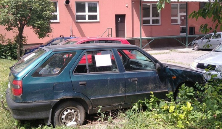Nejlidnatější ostravská část Jih bojuje proti vrakům, odstraní jich desítky ročně. Foto: Ostrava-Jih