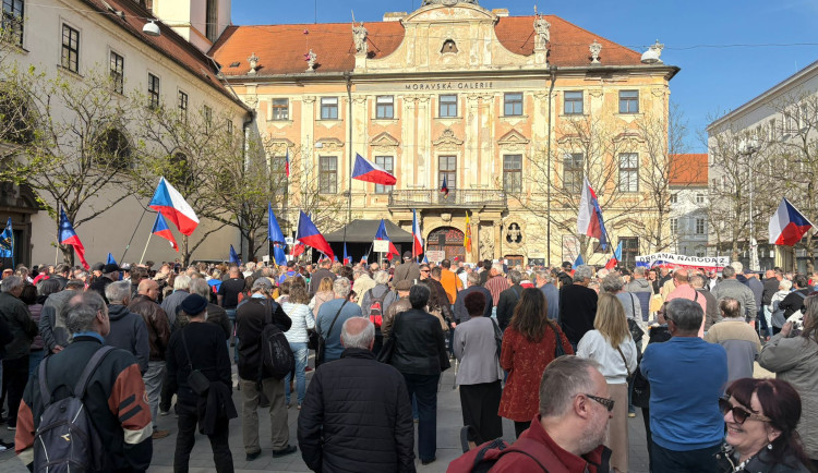 FOTO: Vlajky, hymna, SPD. V Brně se znovu protestovalo proti sudetoněmeckému sjezdu