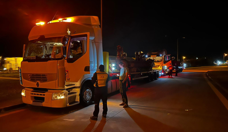 Jízda na cizí kartu i falešné pauzy. Kontrola v Lanžhotě odhalila prohřešky kamioňáků