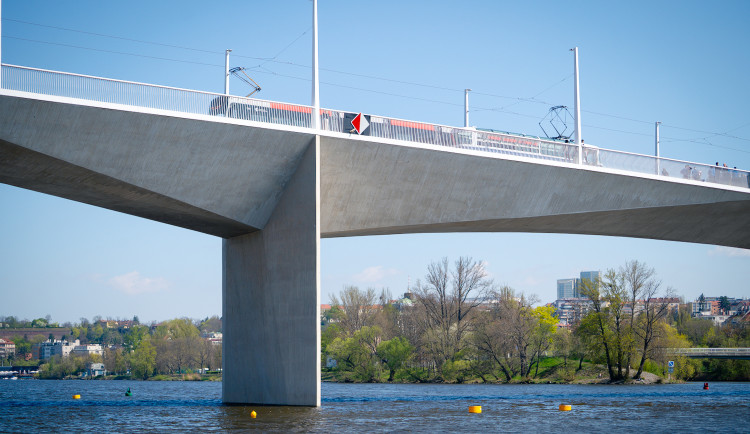 Dvorecký most na pomoc. Při poruše vedení poprvé posloužil jako objízdná trasa