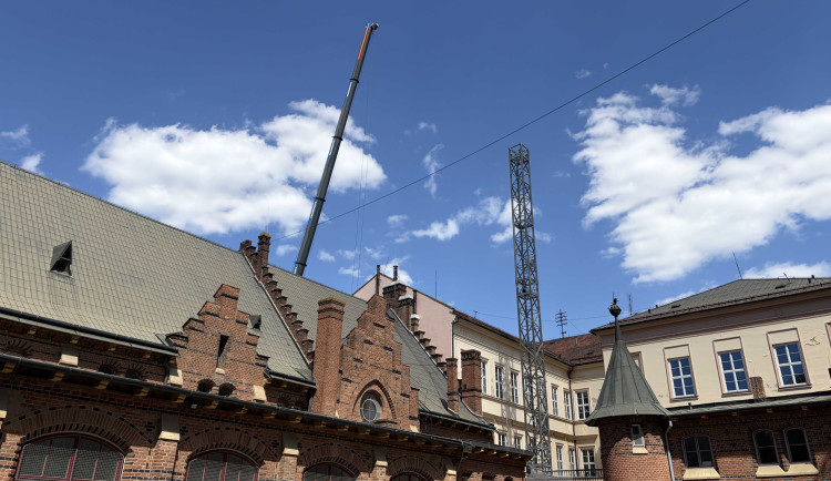 V centru Brna pracuje obří jeřáb. Pomáhá s náročnou rekonstrukcí školy