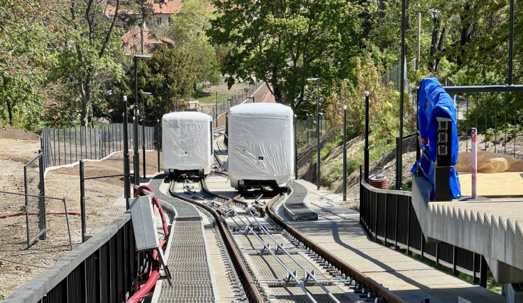 Nové vozy už zkouší lanovou dráhu na Petřín. Zatím jen v rámci servisních jízd