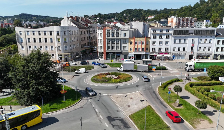 Náchod bude od zítřka těžko průjezdný. Policie a starosta radí, jak se vyhnout problémům