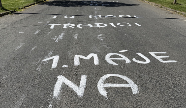 Humorné prvomájové nápisy psané vápnem baví místní i přespolní, tradice žije dál