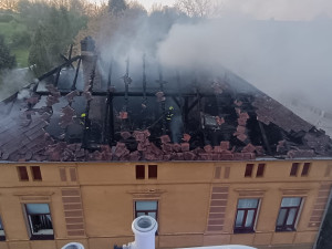 FOTO: V Osoblaze hořela střecha rodinného domu. Jeden hasič utrpěl zranění