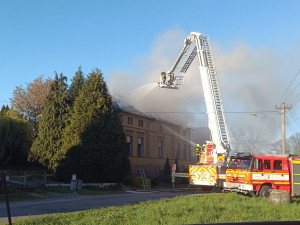 FOTO: V Osoblaze hořela střecha rodinného domu. Jeden hasič utrpěl zranění