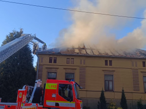 FOTO: V Osoblaze hořela střecha rodinného domu. Jeden hasič utrpěl zranění