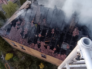 FOTO: V Osoblaze hořela střecha rodinného domu. Jeden hasič utrpěl zranění