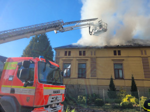 FOTO: V Osoblaze hořela střecha rodinného domu. Jeden hasič utrpěl zranění