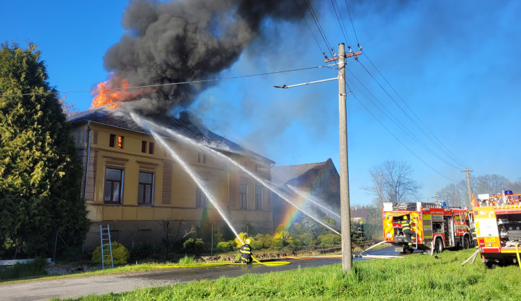 V Osoblaze hořela střecha rodinného domu. Jeden hasič utrpěl zranění