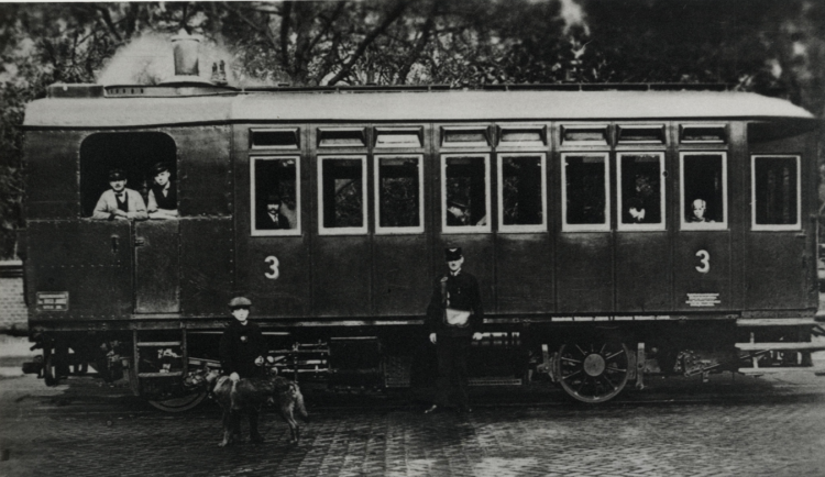 Dvounápravový parní vůz zakoupený rok 1913 pro provozu dráhy Vítkovice, snímek okolo roku 1920. Foto: Archiv města Ostravy