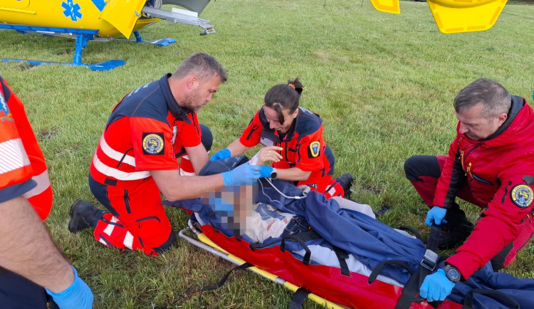 Auto ve Strakonicích srazilo ženu, do nemocnice ji transportoval vrtulník