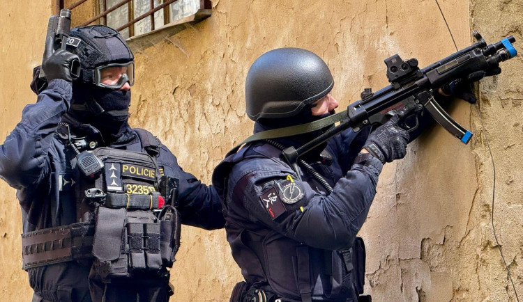 Policejní zásahová jednotka násilím vnikla do bytu, kde se uzamkla ozbrojená žena