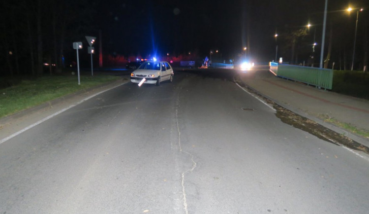 Cyklista ve Vrbně nedobrzdil a srazil se s autem. Utrpěl vážná poranění