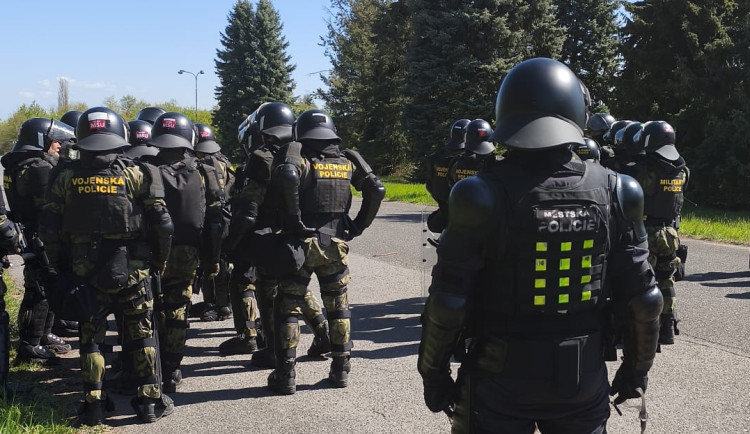 Riziková utkání, demonstrace. Psovodi libereckých strážníků cvičili na zvládání davu