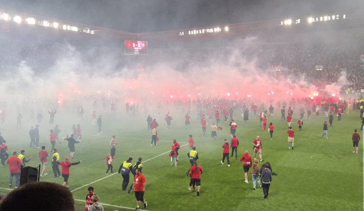 Rozbité záchody a LED panely za stovky tisíc. Policie po derby řeší i další trestné činy