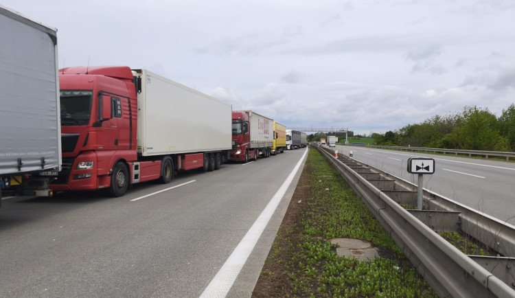 VIDEO: Řidiče na D1 stále trápí dlouhá kolona. Kamiony z Brna stojí až u Jihlavy