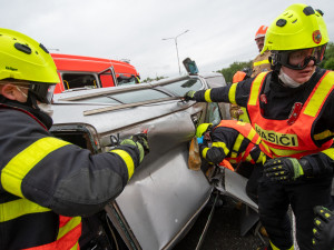 Hasiči v Ostravě předvedli boj s časem. Soutěž ve vyprošťování simulovala vážné nehody