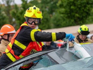 Hasiči v Ostravě předvedli boj s časem. Soutěž ve vyprošťování simulovala vážné nehody