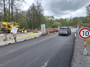 Oprava mostu v Malé Štáhli pokračuje. Kyvadlový provoz potrvá déle, než se čekalo