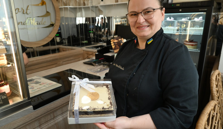 Ukrajinská cukrářka vypráví příběhy skrze chutě. Do dortu zapracovala i plzeňské pivo