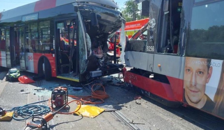 Nehodu tramvaje a busu na Chodovské způsobil jeho řidič, vybočil z pruhu