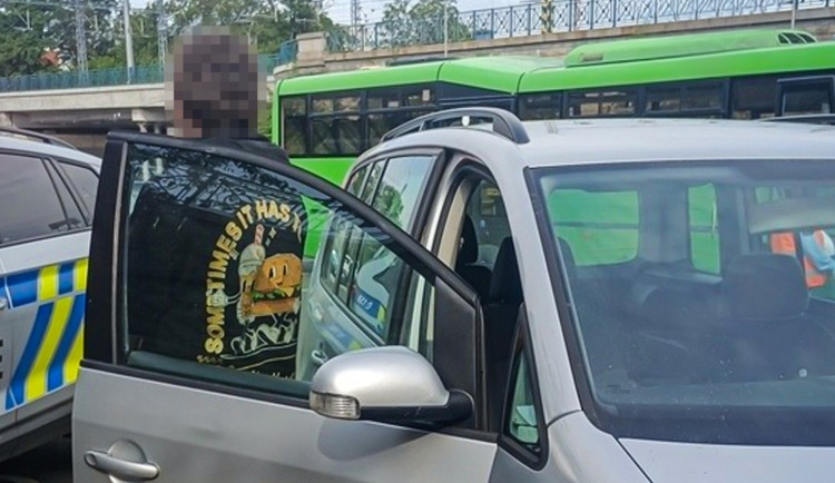 Muž spal za volantem v autě parkujícím na invalidech. Po probuzení přišlo překvapení