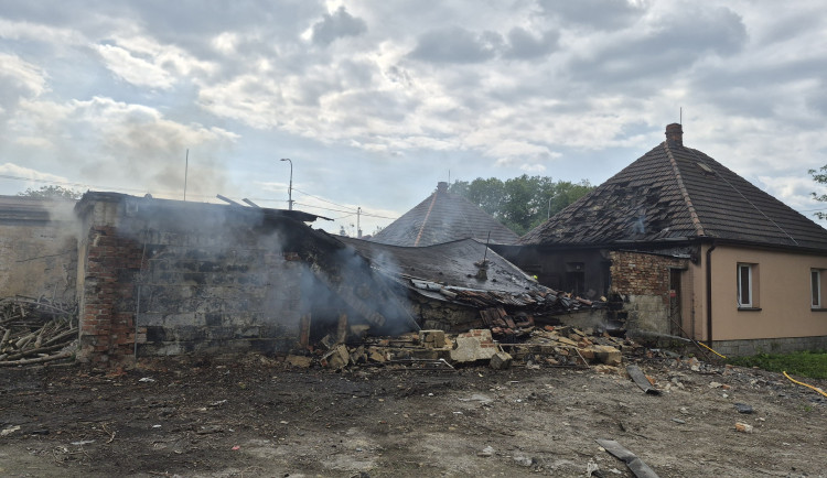 Při požáru garáže v Orlové explodovaly tlakové lahve, škoda jde do milionů
