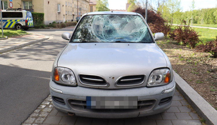Cyklista nedal přednost autu a po nehodě z místa utekl. Policie hledá jeho i svědky
