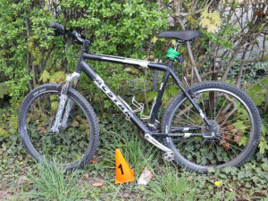 Cyklista nedal přednost autu a po nehodě z místa utekl. Policie hledá jeho i svědky