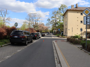 Cyklista nedal přednost autu a po nehodě z místa utekl. Policie hledá jeho i svědky