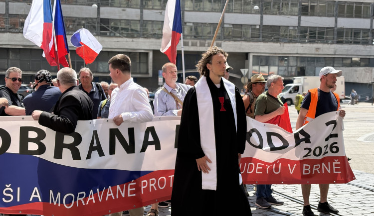 Odpůrci sudetoněmeckého sjezdu vyšli do ulic. Průvod vedl husitský kazatel