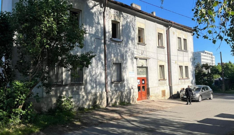 Opilý a agresivní muž napadl spolubydlícího na ubytovně, neušetřil ani strážníka