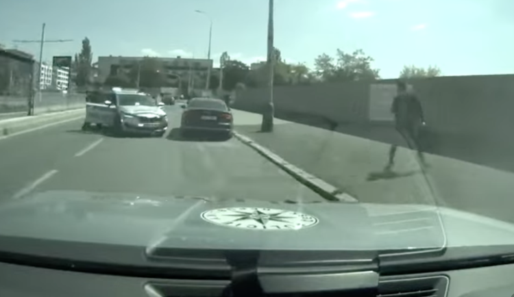 Muž z Brna netušil, že přišel o auto. Policisté naháněli zloděje až v Praze