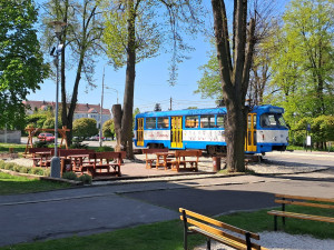 Fajna zastávka láká na kavárnu ve vyřazené tramvaji i posezení u veřejného ohniště