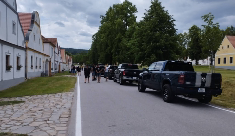 Kolona pickupů obsadila náves památkové zóny. Incident v Holašovicích řeší policie