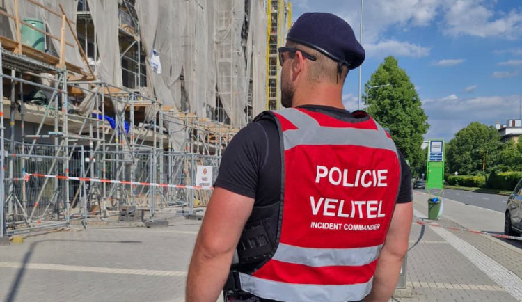Policisté vyšetřují smrt ženy v bytovém domě v Havířově, zaútočil na ni soused